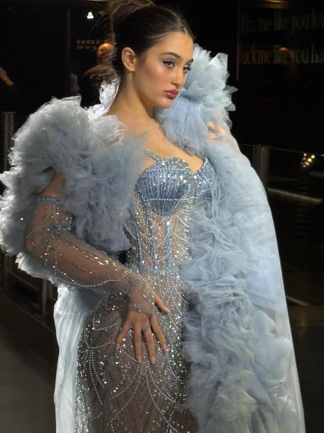 Francesca Galdiero in abito azzurro editoriale